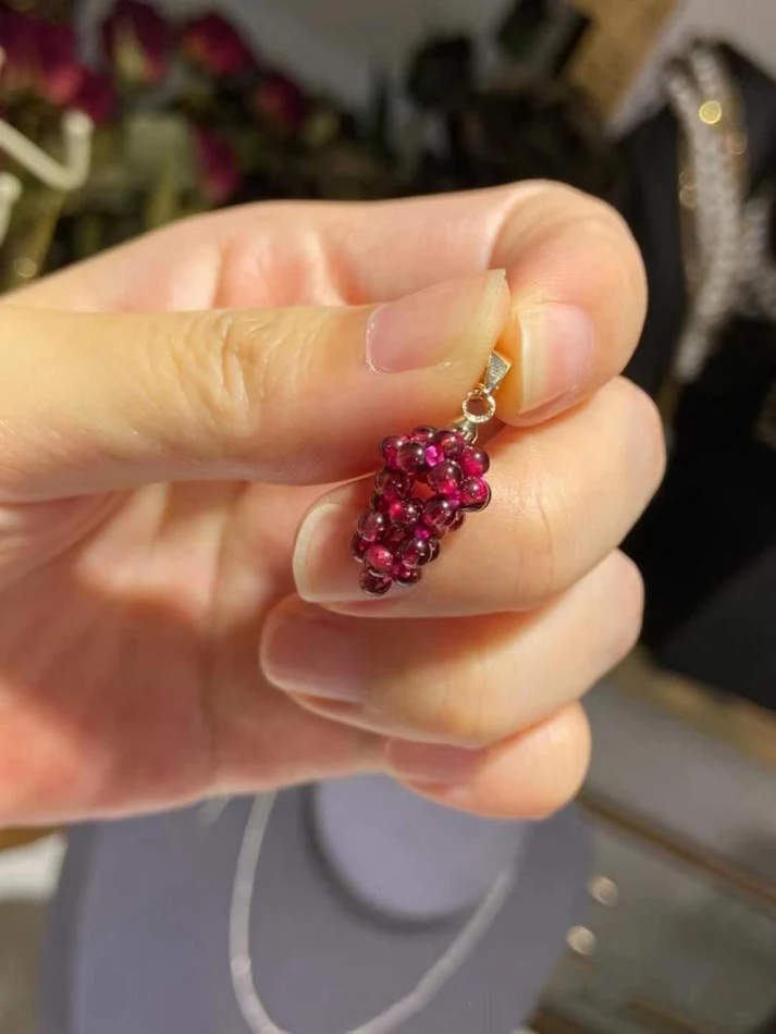 Pendentif femme en grenat naturel et raisin violet, un bijou élégant qui rehausse votre style avec une beauté et une sophistication naturelles.
