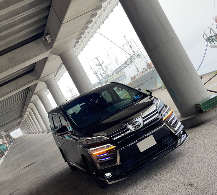 ヴェルファイアの早朝撮影・フューエルキャップ 赤いカバー・函館・漁港と愛車に関するカスタム事例の投稿画像1枚目