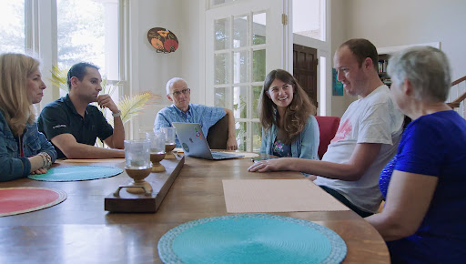 Miembros del equipo de Google, un usuario (Tim Shaw), sus familiares y miembros del ALS Therapy Development Institute escuchando su voz original por primera vez