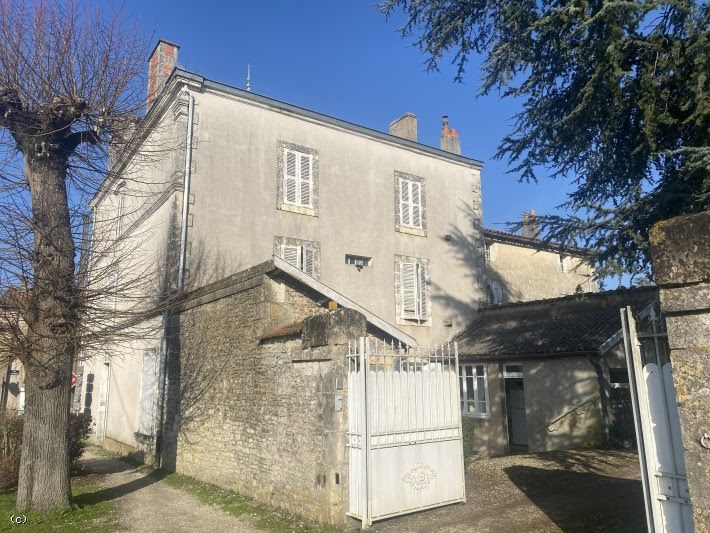 Vente propriété 13 pièces 484 m² à Ruffec (16700), 265 950 €