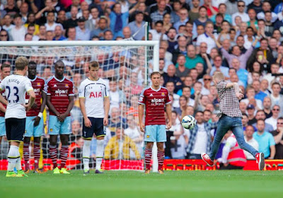 Fan - met All Stars - rent het veld op en toont Eriksen hoe je een vrije trap neemt