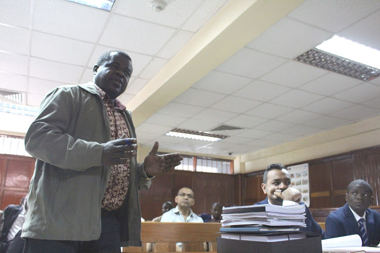 Civil rights activist Okiya Omtatah argues at Milimani court on October 13, 2017.