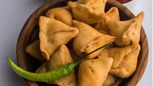 Andhra Chilli Chicken Samosa