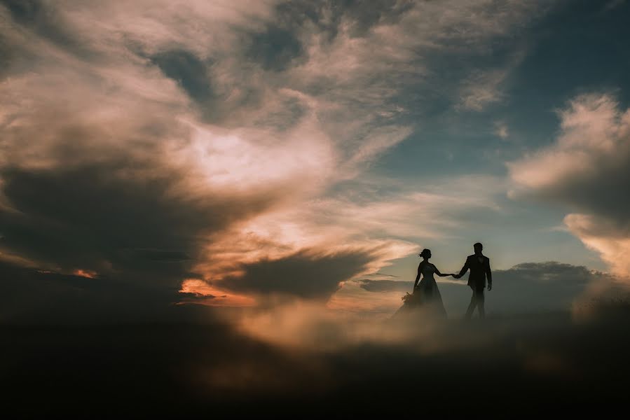 Fotógrafo de casamento Leszek Wasiołka (fotoemocja). Foto de 22 de janeiro 2022