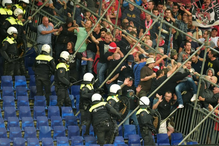 Boetes voor Feyenoord en Standard na incidenten in De Kuip