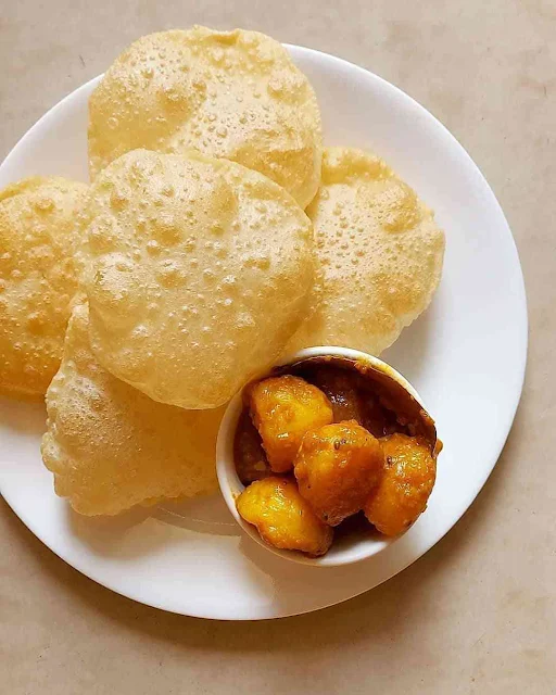 Luchi 6 Pcs With Aloo Dum