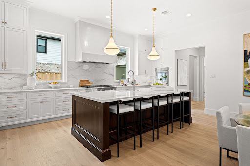 Modern kitchen with island and bar stools - Property purchase in Houston, 9 rooms, 5 bedrooms