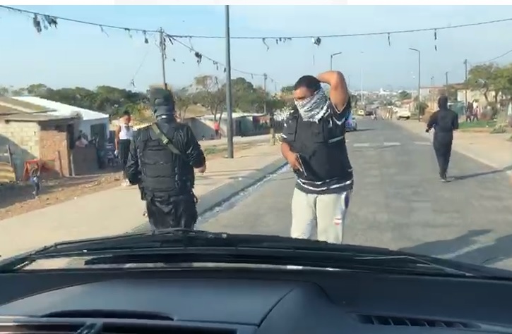 Several residents road through the streets of Gelvandale and Bethelsdorp yelling over a loudhailer for the gangs to come fight them. Several vehicles driving in convoy, flanked with armed residents escorting the motorcade, made their way through the 'hot spot' areas of gangland calling the gangsters out to the street for a shoot-out.