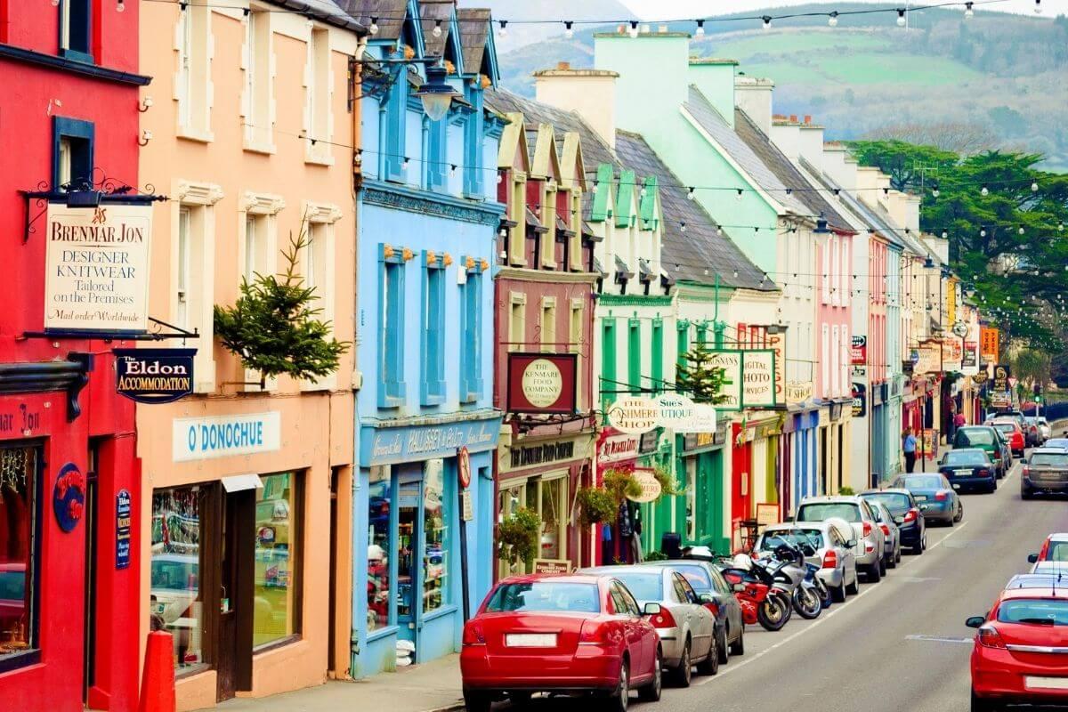 A street with cars parked along it

Description automatically generated with low confidence