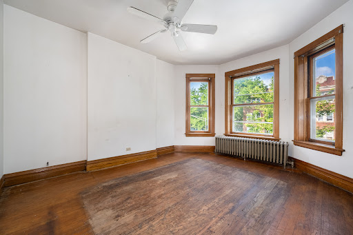 Empty room with wood floor and windows - Luxury apartment / penthouse for sale in Chicago, 5 bedrooms