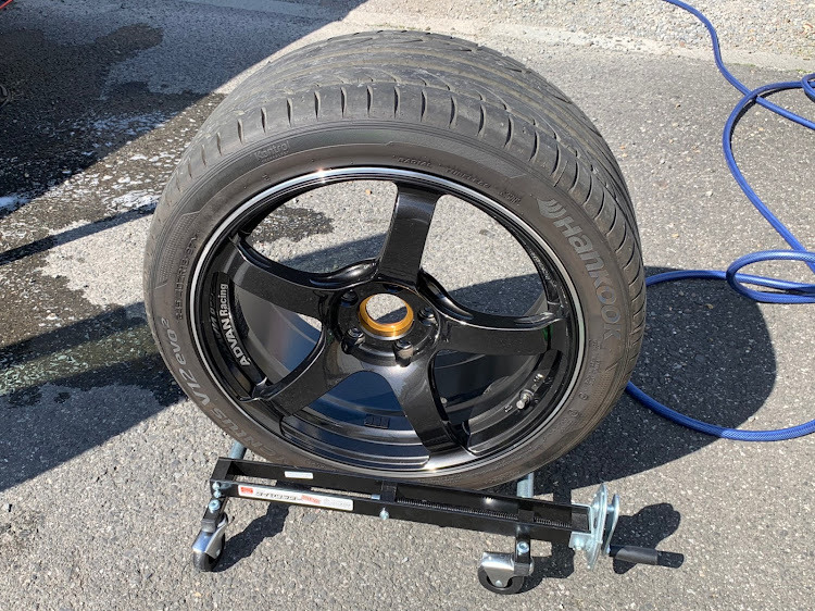 WRX STIのタイヤ交換・タイヤリフター クルピタ丸・アドバンレーシングTC-4・洗車・魔王に関するカスタム事例の投稿画像4枚目