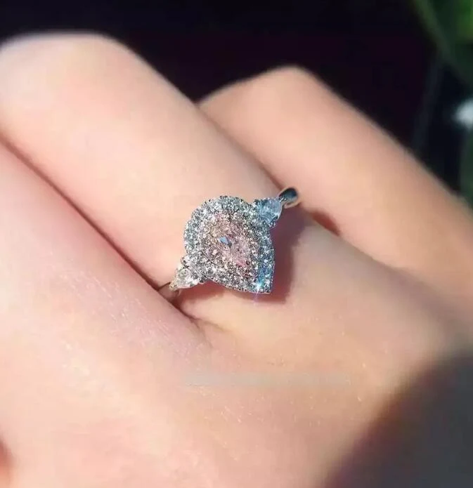 Anillo de diamantes simulados con incrustaciones de oro, cuadrado, color princesa para mujer. Ideal para baile y eventos especiales.