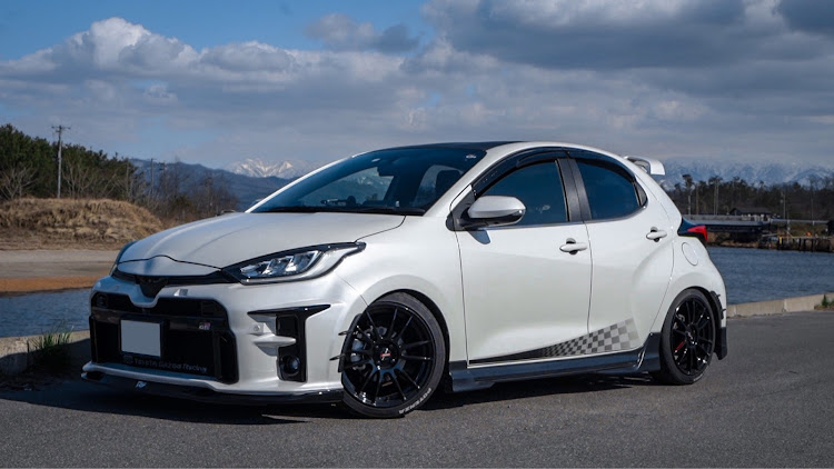 ヤリスのタイヤレターやってます・ドライブ・洗車・2023年もよろしくお願いします・花粉まみれに関するカスタム事例の投稿画像1枚目