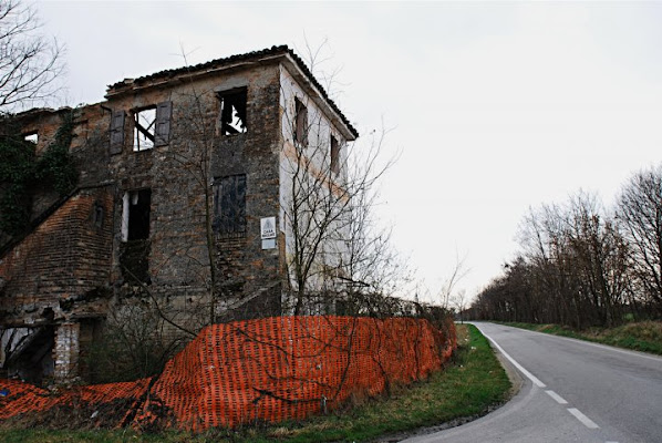 Casa pericolante di 2008 Giuliano Bertello, Www.bertello.org