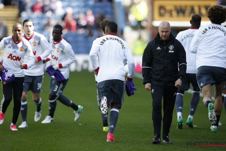 FOTO: Fellaini en co staken Ibrahimovic en Rojo tijdens de opwarming een hart onder de riem met dit unieke shirt 