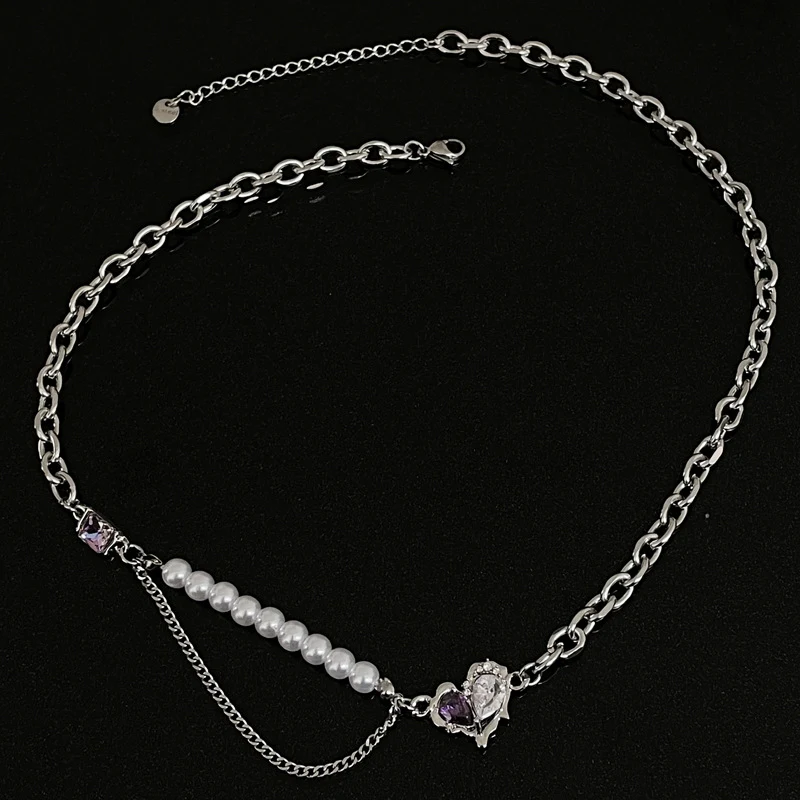 Colar de pérolas multicomponentes em forma de coração de diamante branco e roxo doce e fresco. Elegância e estilo.