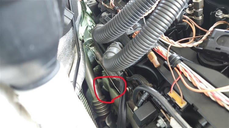 1シリーズ クーペのN54・DIY・135i・インテークパイプ交換・すごく大変だったに関するカスタム事例の投稿画像2枚目