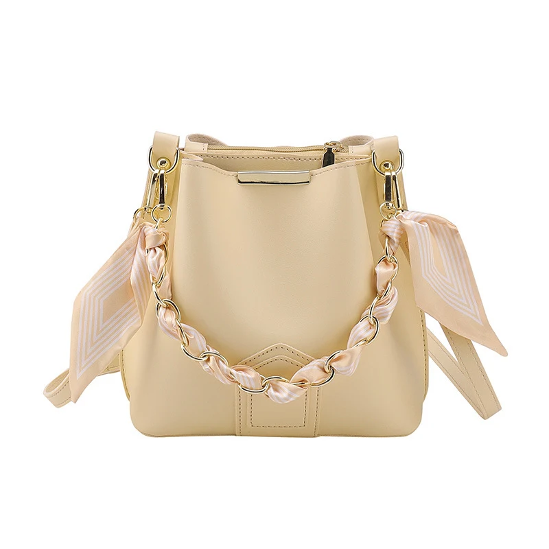 Sac cabas seau en cuir avec anse chaîne, élégant, spacieux et polyvalent, idéal pour un usage quotidien et un style raffiné