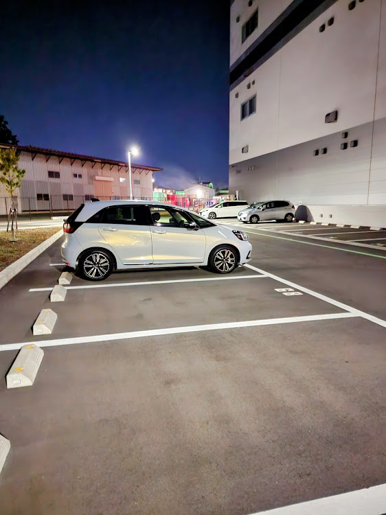 フィットのロジプレイスD川越・自宅の駐車場に関するカスタム事例の投稿画像2枚目