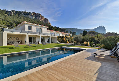 Villa avec piscine et jardin 1