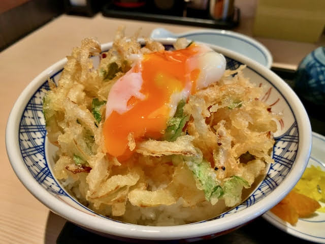 温泉卵をクラッシュしたかき揚げ丼