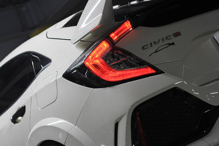 シビックタイプRの1人撮影会・立駐は盛れる・水も滴るいいクルマ・デジイチ練習中・構図勉強中に関するカスタム事例の投稿画像3枚目