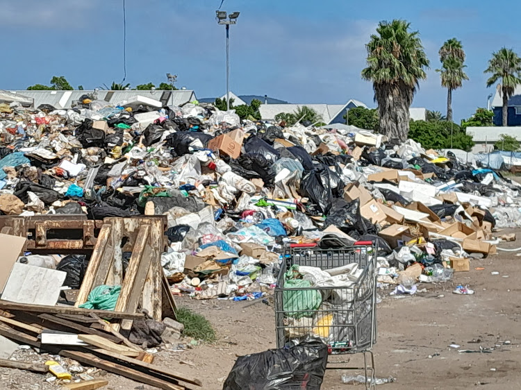 A picture paints a thousand words. Here Mark Taylor captures the rubbish dump on Knysna’s Waterfront Drive