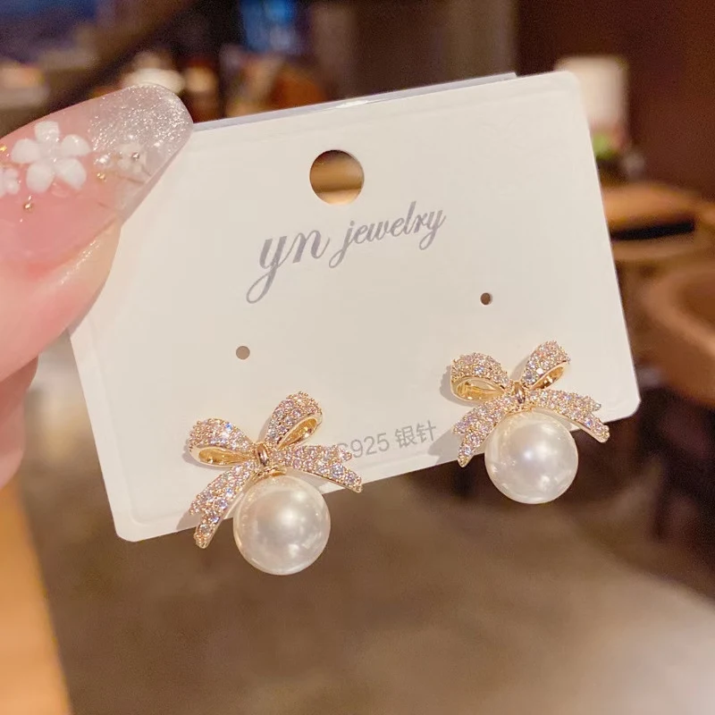 Mode Persoonlijkheid Zilveren Naald Strik Diamant Oorbellen, een sprankelend accessoire voor een stijlvolle uitstraling en dagelijkse elegantie.
