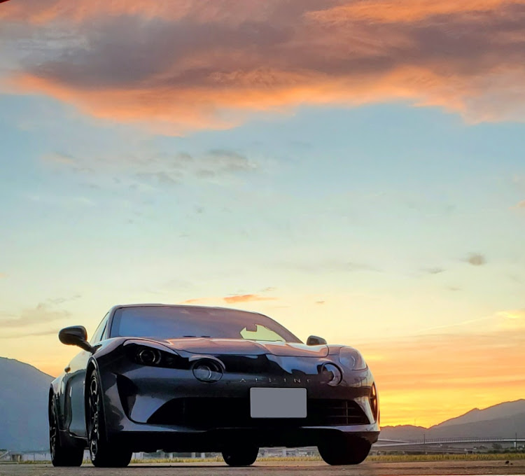 アルピーヌのA110リネージ・アルピーヌのある生活・夕焼けと愛車・リフレクションに関するカスタム事例の投稿画像3枚目