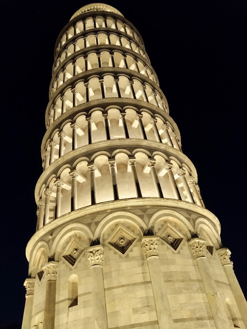 La torre di Pisa superilluminata di Giorgio Lucca