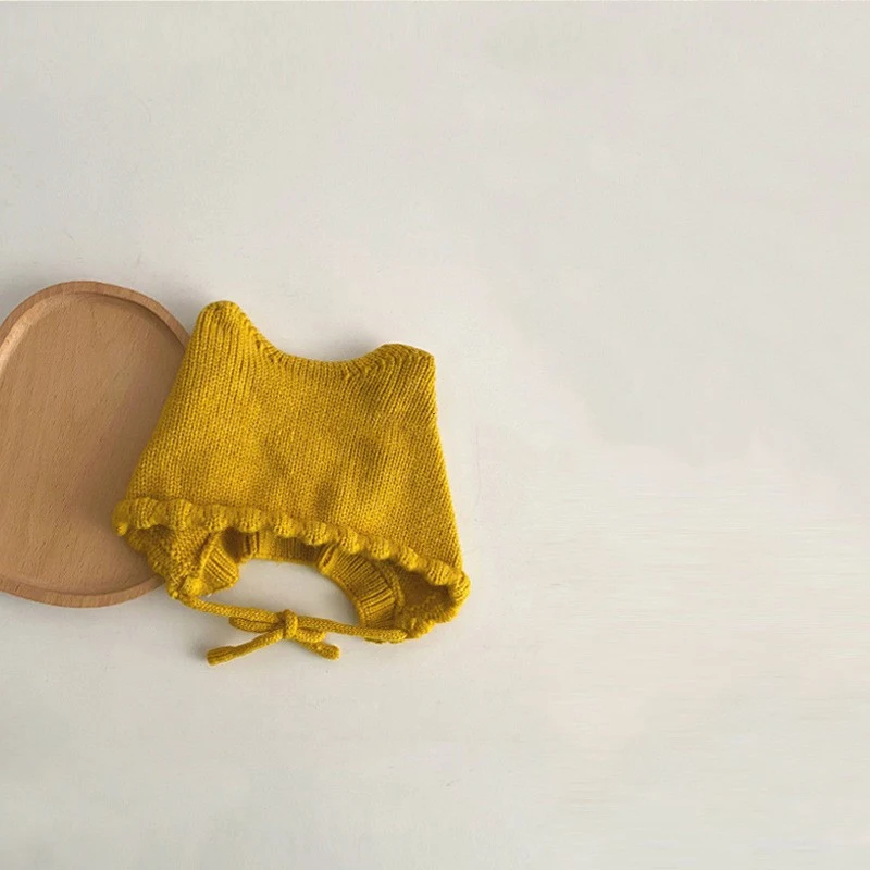 Gebreide oorbscherming voor herfstbaby's Houd je baby warm en beschermd tegen de koude wind met deze zachte, gebreide oorbeschermers voor de herfst.