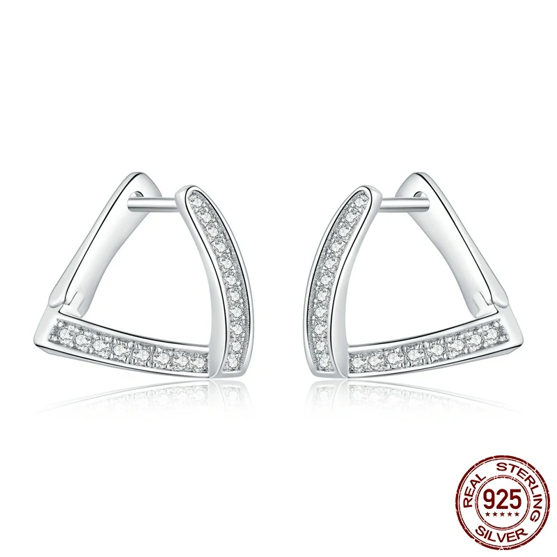 Brincos geométricos de prata esterlina S925 com zircônias. Design elegante e moderno para um visual sofisticado. Ideal para mulheres que buscam estilo e brilho.
