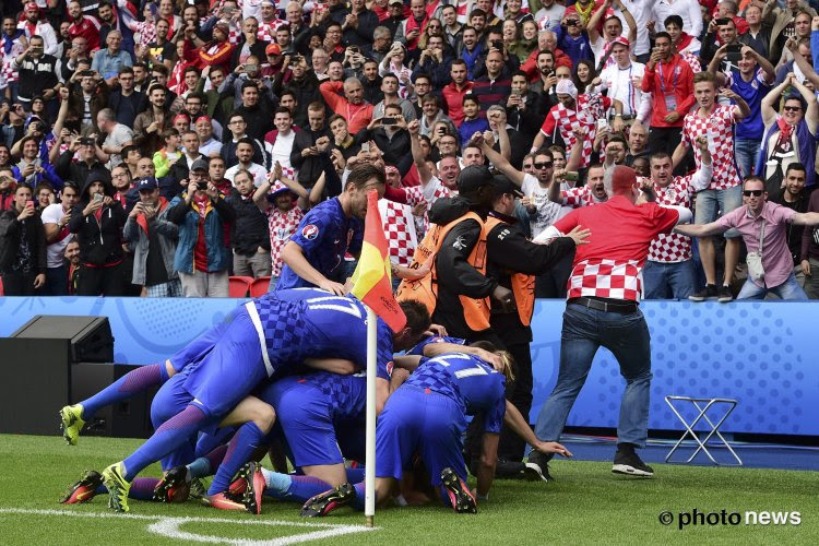 Insolite: ce supporter fête le but croate... avec les joueurs