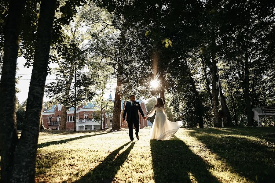 Fotógrafo de casamento Oksana Bebrisha (luarlv). Foto de 10 de janeiro 2023