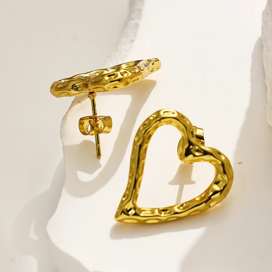 Pendientes de oro retro con tachuelas, sencillos, forma de corazón de lava. Elegancia y estilo atemporal para un toque moderno y cautivador.