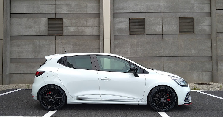 ルーテシアの繋がろうルーテシアオーナー・MICHELIN・MICHELIN PILOT SPORT 5・タイヤ交換・ルノー好きな人と繋がりたいに関するカスタム事例の投稿画像2枚目