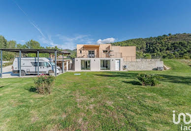 Maison avec piscine et terrasse 1