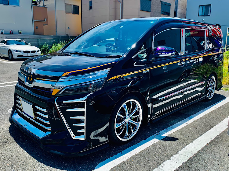 ヴォクシーのTRDフロントスポイラー・バーンシュポルト・シーケンシャルウィンカーミラー・DADミンククリスタルチェーン・ブローオフバルブ？に関するカスタム事例の投稿画像1枚目