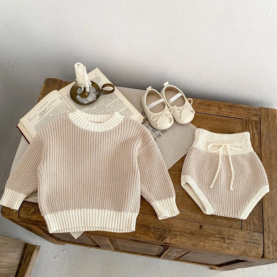Ensemble Pull Personnalisé Mode Automne pour Filles. Tenue idéale pour les journées fraîches. Confort et style combinés. Personnalisation possible.