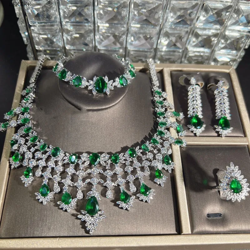 Ensemble quatre pièces Waterdrops vert, collier, boucles d'oreilles, bague et bracelet en zircon, éclatant et raffiné.
