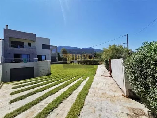 Modern villa with garden and grass driveway - Prestige property for sale in Megara, 18 rooms, 7 bedrooms