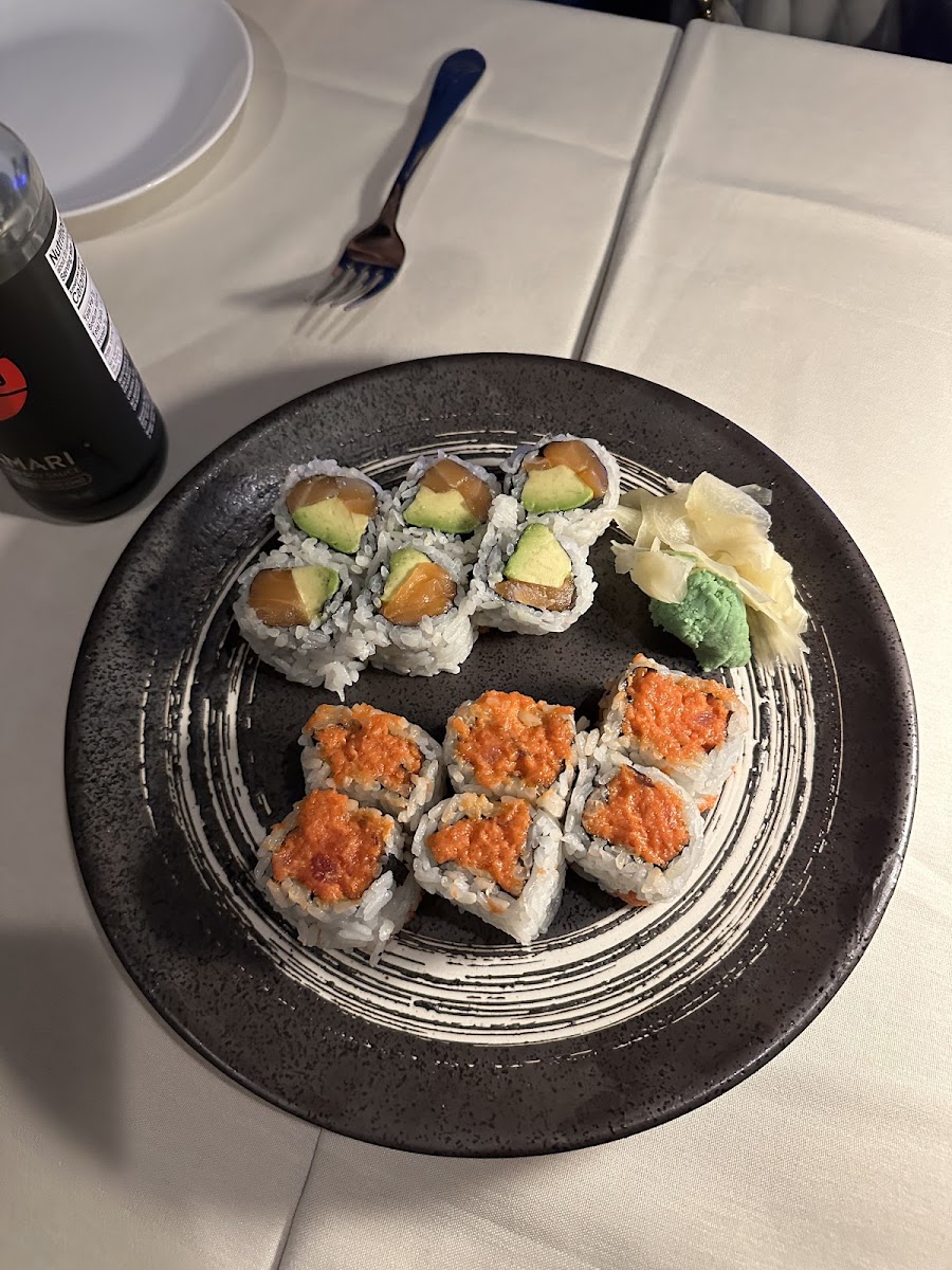 Salmon avocado roll & spicy tuna roll