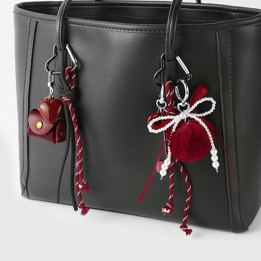 Title 2, Portachiavi con pochette, soffice pompon, fiocc...