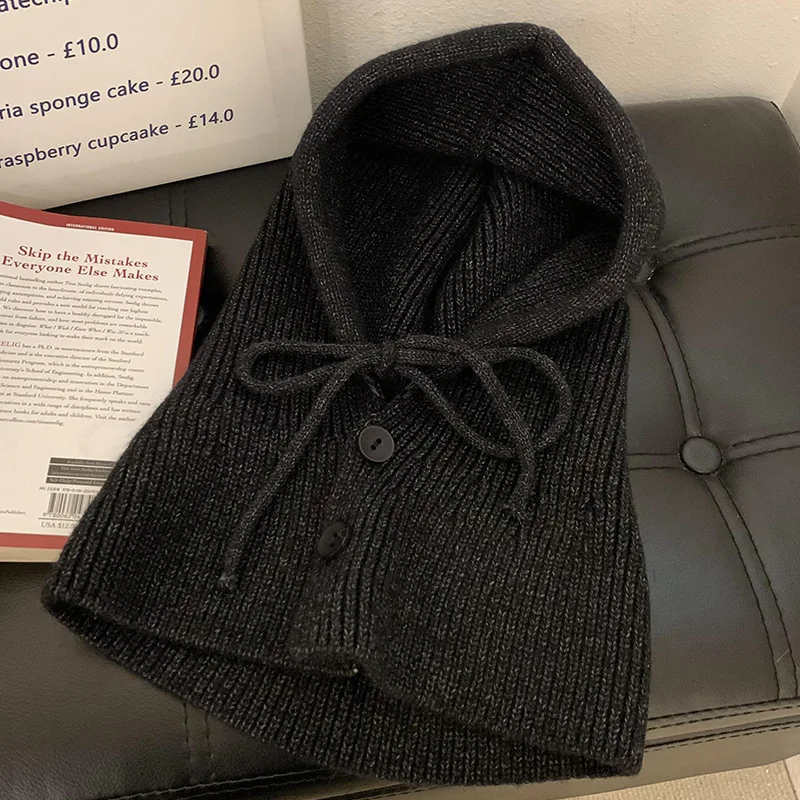 Gorro de punto de lana con orejeras integradas y bufanda cálida para mujer — Perfecto para el invierno y mantenerte abrigada y cómoda.