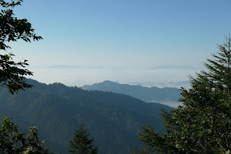 川上岳（右奥）と位山（左奥）など