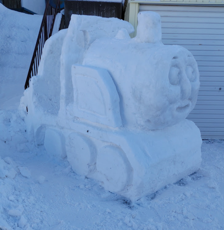 ランドクルーザー100のわ〜〜いわ〜〜い・トーマスがうちに来た・と、はしゃぐオジサンは・自宅雪祭りをやっと開催・生存投稿ですに関するカスタム事例の投稿画像2枚目