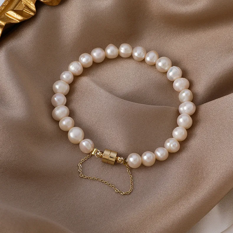 Bracelet de perles style froid simple Ins, bracelet perlé pour femmes. Accessoire de mode élégant et facile à porter, parfait pour un look quotidien et chic.