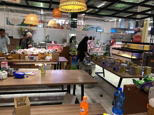 Các khu vực quầy bàn ghế phục vụ ăn uống đều trong tình trạng lộn xộn và xả rác bừa bãi.