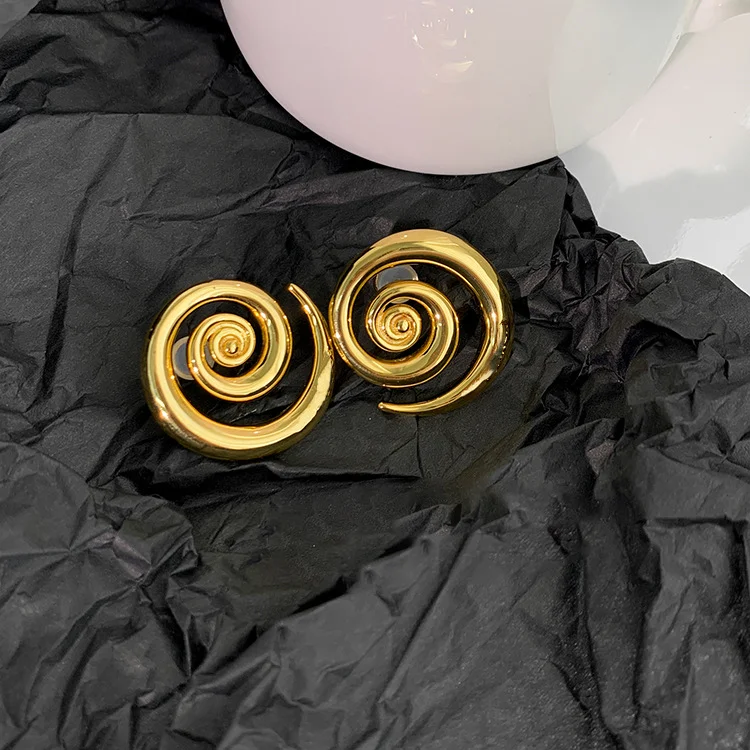 18K Gouden Oorbellen met Geometrische Rotatie. Verfijn uw look met deze elegante oorbellen, die een uniek draaiend design hebben en stralen.