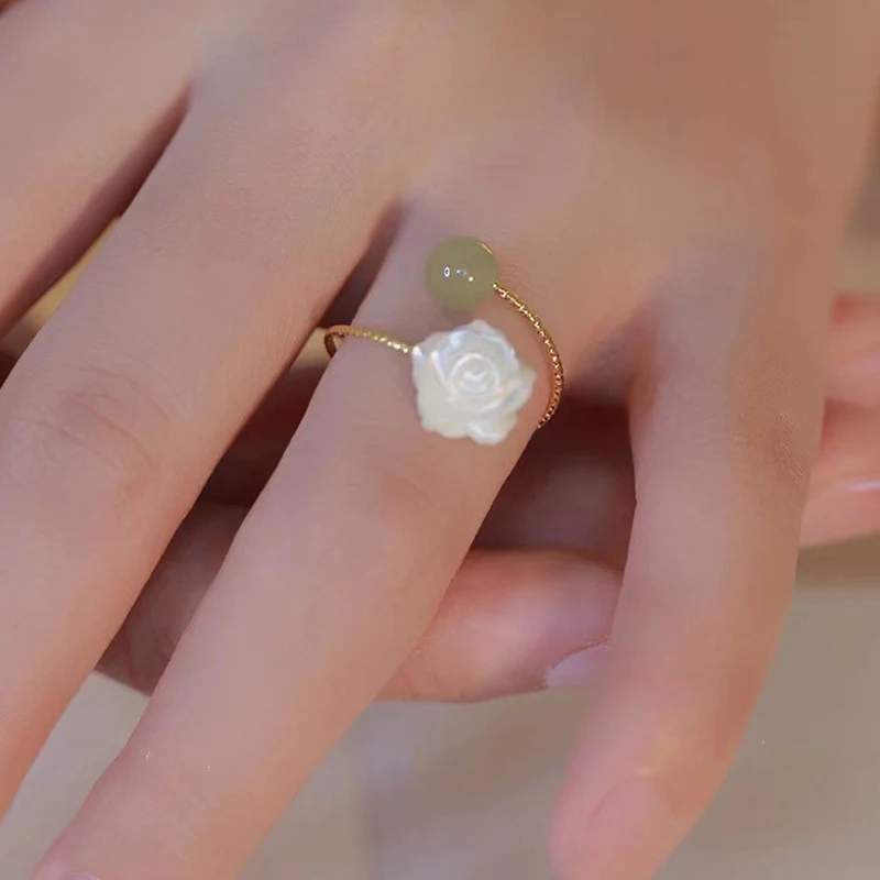 Bague pour femme avec rose blanche au doigt, un bijou design et féminin, idéal pour rehausser votre style et attirer tous les regards.